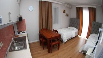 Apartment, Balkon, Meerblick | Wohnbereich | Flachbildfernseher