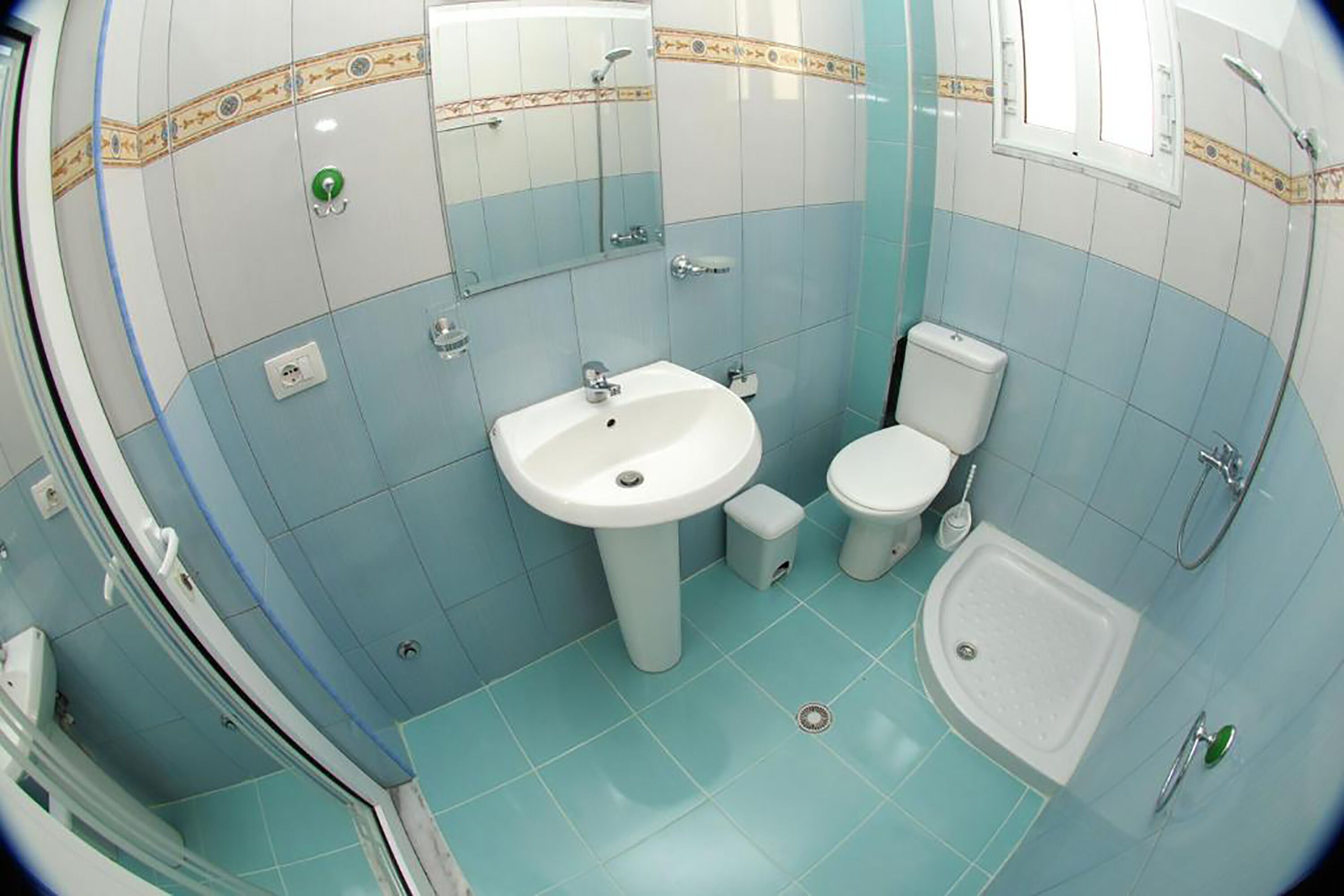 Une salle de bain avec un lavabo, des toilettes et une baignoire.