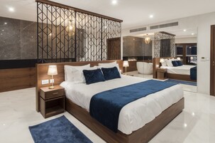 总统套房, 私人游泳池, 花园景观 | 高档床上用品、迷你吧、客房内保险箱、办公桌