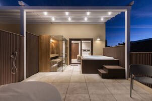Citadel View Spa Rooms Have a Private Terrace | Roupas de cama premium, frigobar, cofres nos quartos, escrivaninha