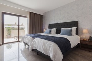 Dobbelt- eller tomannsrom – deluxe, massasjebadekar, byutsikt | Sengetøy av topp kvalitet, minibar, safe på rommet og skrivebord