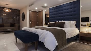 Deluxe Suite, Jetted Tub, City View | Premium bedding, minibar, in-room safe, desk