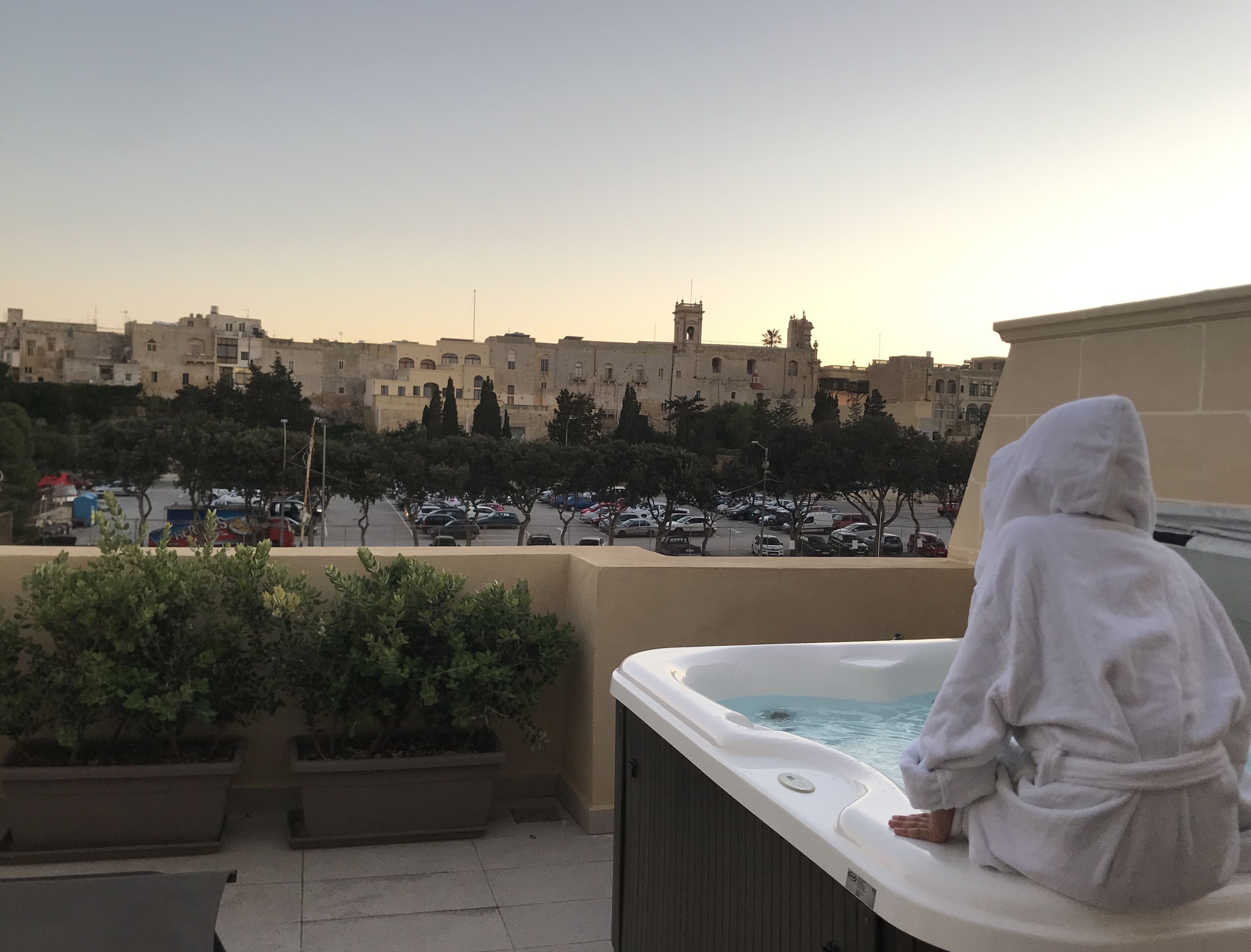 deluxe suite, jetted tub, city view | terrace/patio