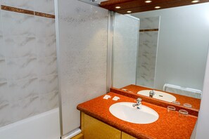 Amenidades de baño gratuitas, secadora de cabello, toallas