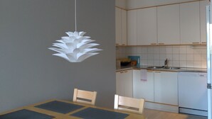 Leilighet – deluxe, 1 soverom | Eget kjøkken | Kaffetrakter/tekoker, kjøleskap, mikrobølgeovn og ovn