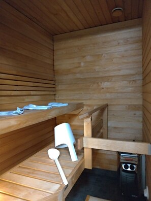 Deluxe Apartment, 1 Bedroom | Bathroom | Combined shower/tub, free toiletries, hair dryer, bidet