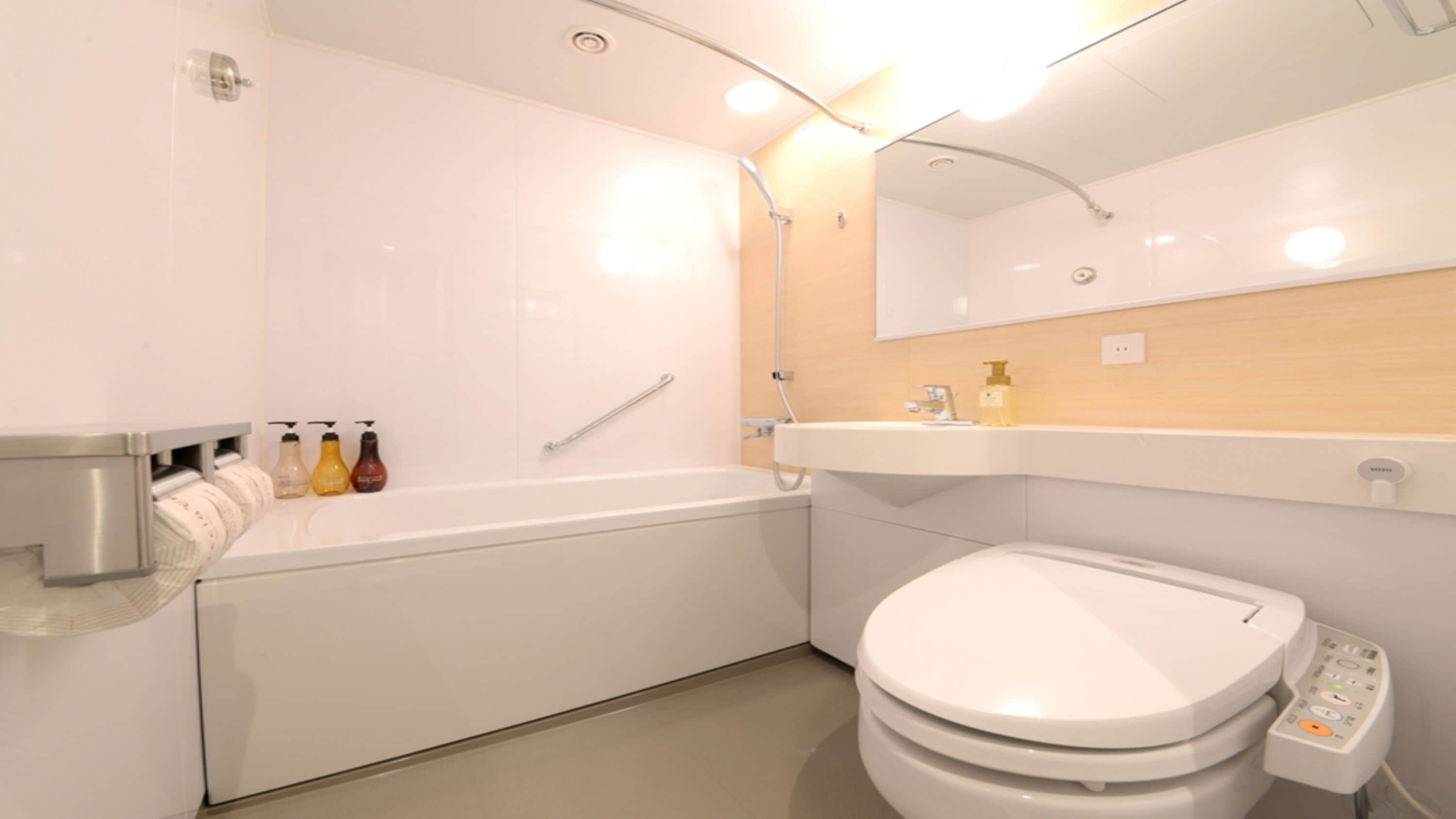 combined shower/bathtub, hair dryer, slippers, bidet