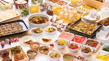 Daily buffet breakfast (JPY 1700 per person)