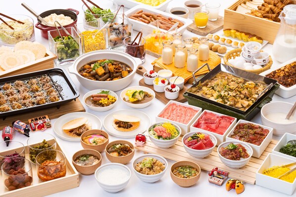 Daily buffet breakfast (JPY 1700 per person)
