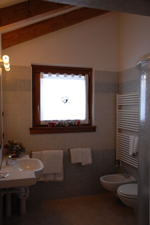Douche, articles de toilette gratuits, sèche-cheveux, bidet