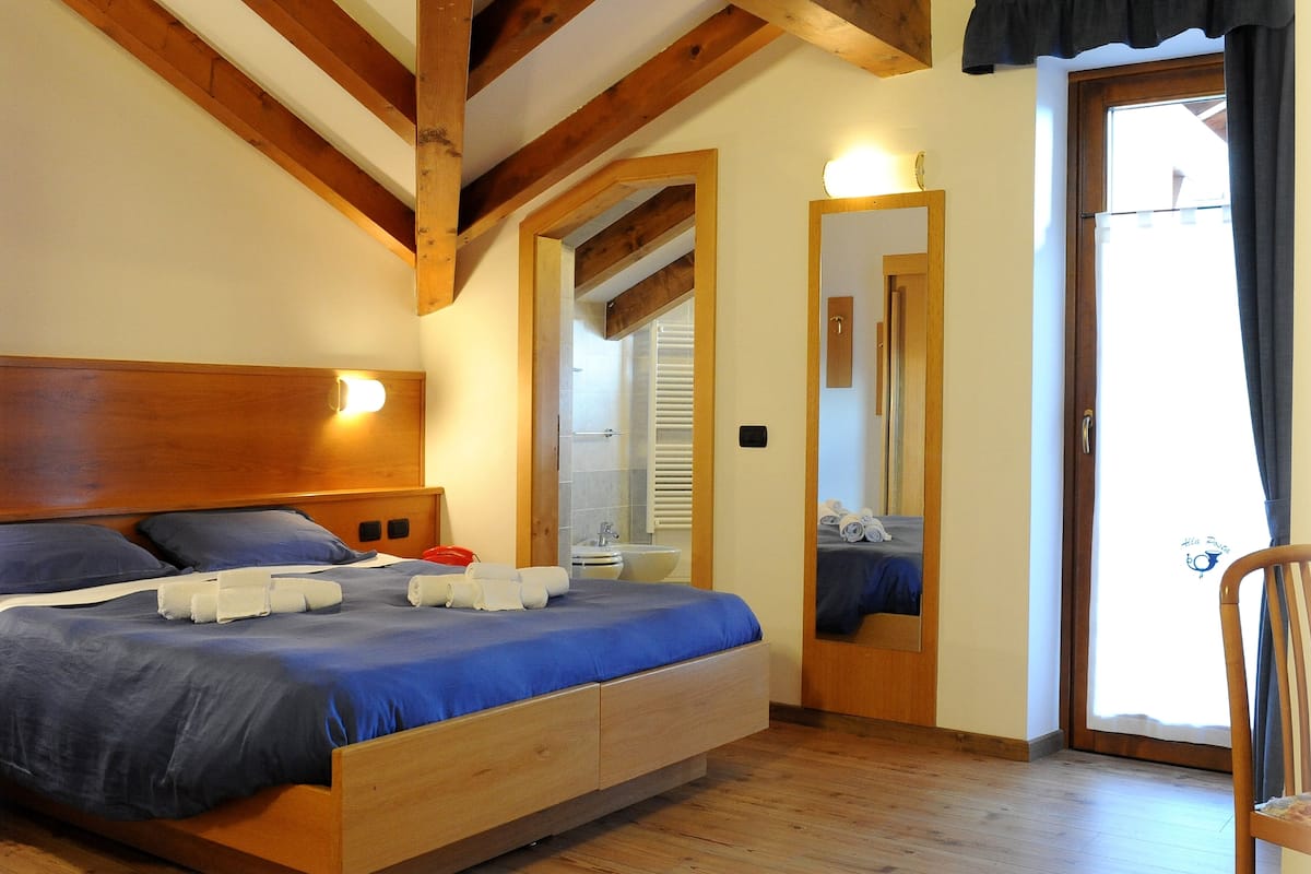 In-room safe, desk, WiFi (free)