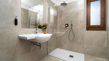 Family Room | Bathroom | Shower, free toiletries, hair dryer, bidet
