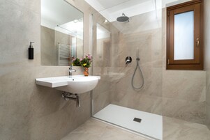 家庭房 | 浴室 | 淋浴设施、免费洗浴用品、吹风机、坐浴桶