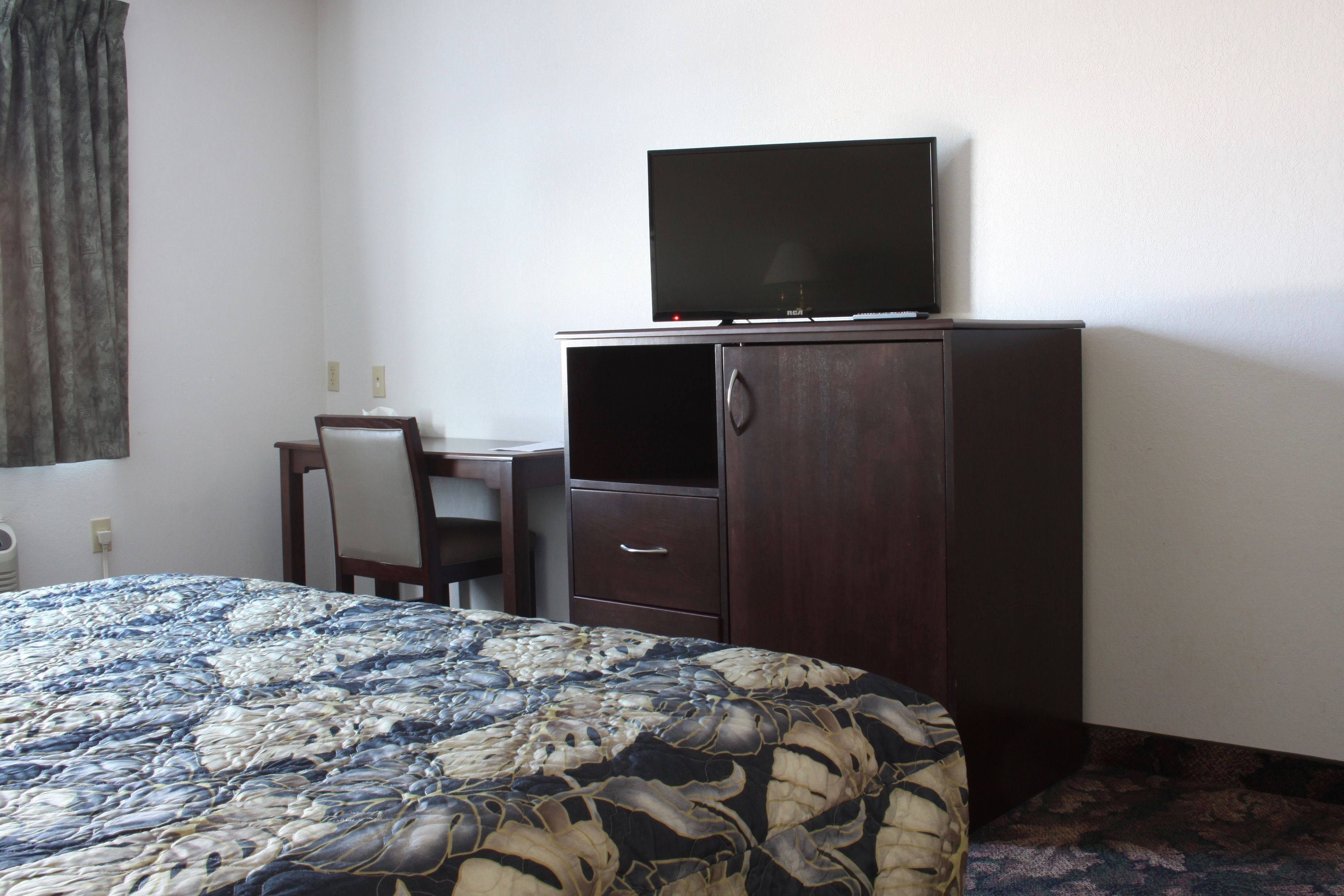 Executive Room, 1 Bedroom (King) | Desk, free rollaway beds
