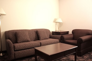 Executive Room, 1 Bedroom (Two Queen Beds) | Living room - Sunset Inn and Suites (Sioux Lookout)