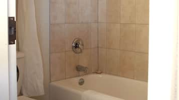 Habitación ejecutiva, 1 habitación (Two Queen Beds) | Baño | Ducha y bañera combinadas y artículos de higiene personal gratuitos