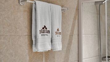 Habitación Deluxe | Amenidades de baño | Regadera, amenidades de baño gratuitas, secadora de cabello, batas