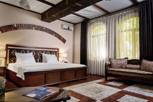 Deluxe Room | Down comforters, minibar, in-room safe, desk