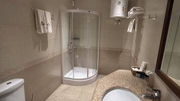 Habitación estándar con 1 cama doble o 2 individuales | Baño | Ducha, artículos de higiene personal gratuitos y secador de pelo