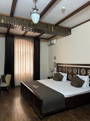 ألحفة محشوة بالريش وأسرّة بإسفنج يتكيف مع شكل الجسم وميني بار