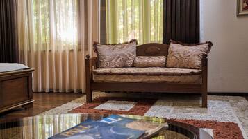 Deluxe Room | Down comforters, minibar, in-room safe, desk
