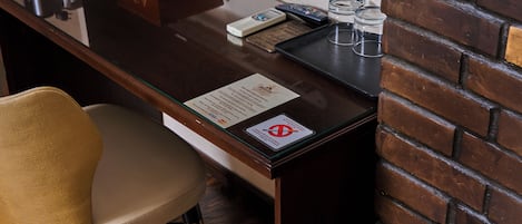 Deluxe szoba | Pehelypaplan, minibár, széf a szobában és íróasztal