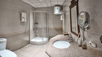 Deluxe Room | Bathroom | Shower, free toiletries, hair dryer, bathrobes