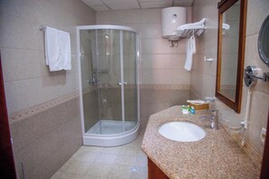 Deluxe Room | Bathroom | Shower, free toiletries, hair dryer, bathrobes - Platan (Samarkand)