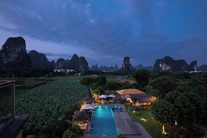 Outdoor pool, sun loungers - Yangshuo Zen Garden Resort - Yulong River (Guilin)