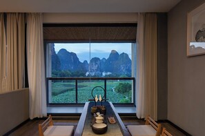 Premium Studio, Balcony (Zen) | Ruang tamu | 49 inci televisyen skrin rata dengan kabel, TV, buku-buku