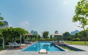 Ulkouima-allas, aurinkotuoleja