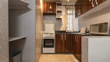 Standard Apartment, 2 Bedrooms | Private kitchenette | Fridge, microwave, oven, stovetop