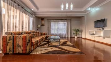 Deluxe-huoneisto, 2 makuuhuonetta | Olohuone | LCD-televisio