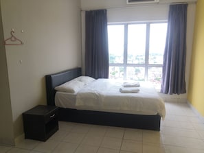 Superior Apartment, 4 Bedrooms | Meja, seterika/papan seterika, akses kerusi roda 