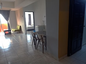 Apartament Deluxe, 2 dormitoris | Sala d'estar | Televisor LCD de 32 polzades amb canals digitals