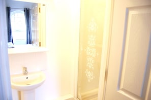 Standard Double Room | Bathroom | Free toiletries, hair dryer