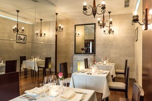 Petit déjeuner, déjeuner et dîner servis sur place, vue sur le jardin