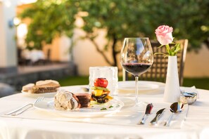 朝食、ランチ、ディナーに営業 (フランス料理、ガーデン ビュー)