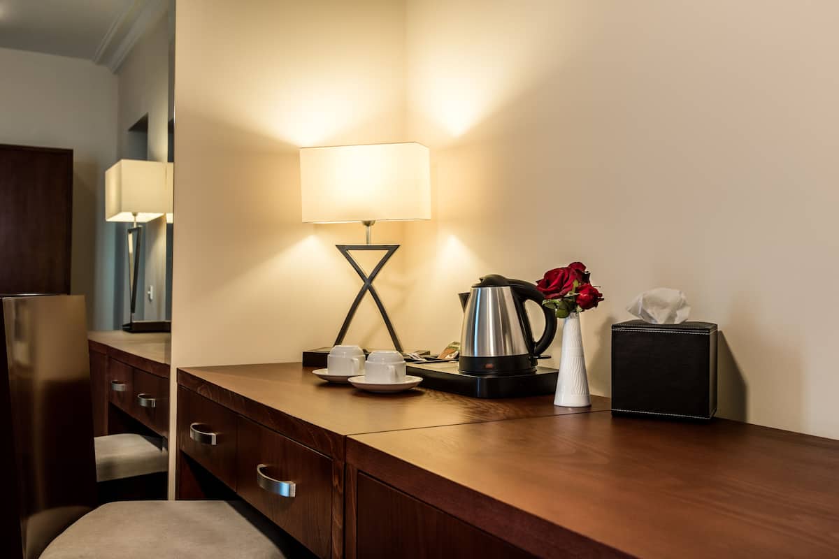 Minibar y caja de seguridad en la habitación 