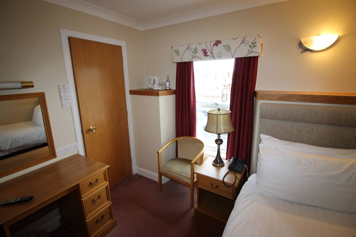 Single Room | Iron/ironing board, free cots/infant beds, rollaway beds, free WiFi