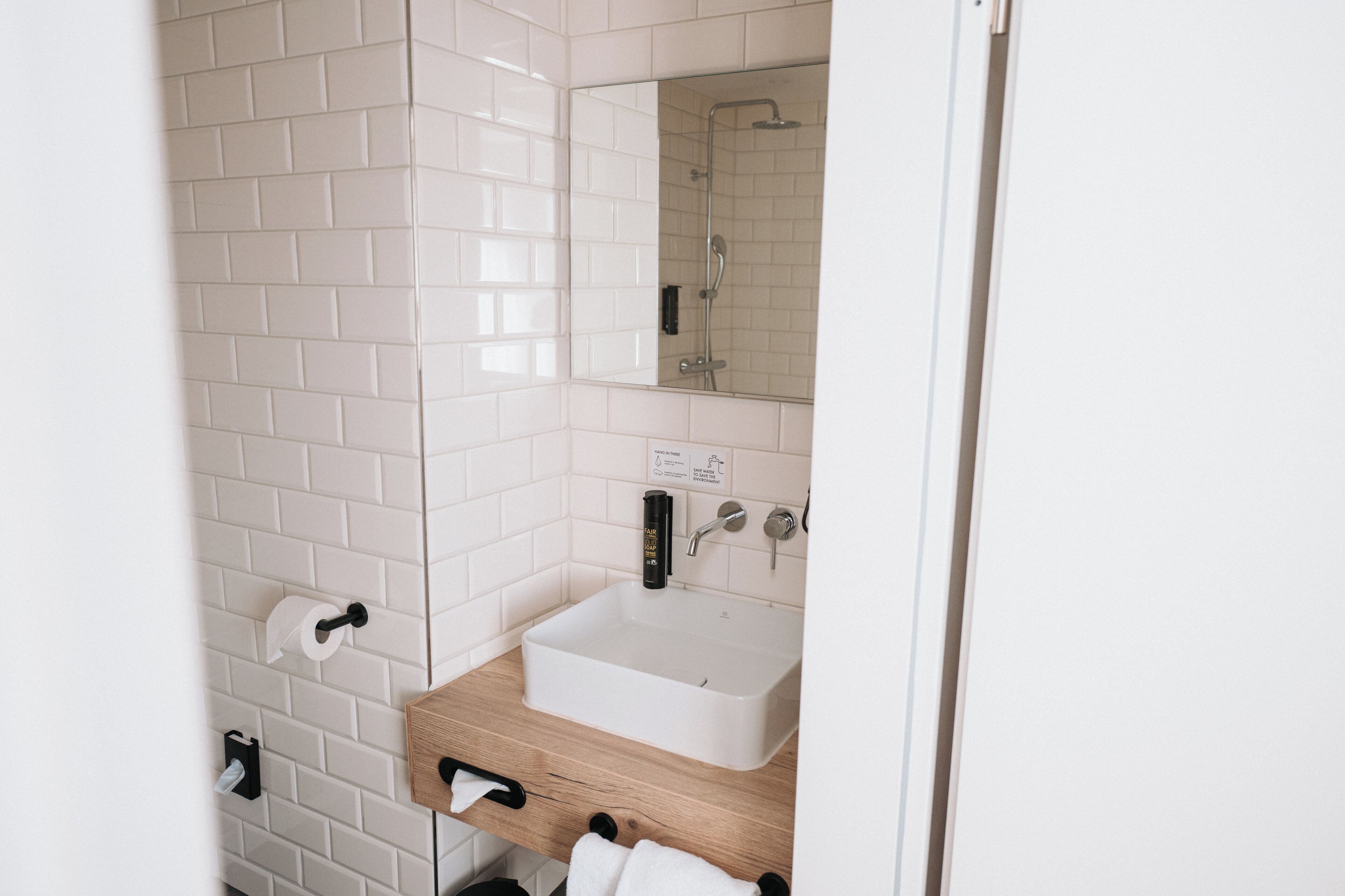 Design-Studio | Badezimmer | Dusche, kostenlose Toilettenartikel, Haartrockner, Handtücher