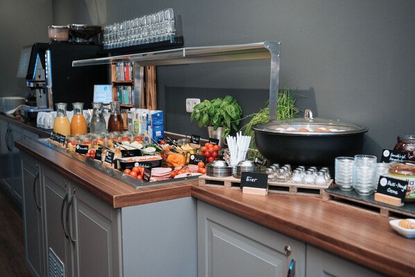 Petit déjeuner buffet (16.9 EUR par personne)