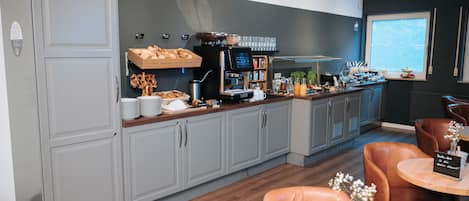 Daily buffet breakfast (EUR 16.9 per person)