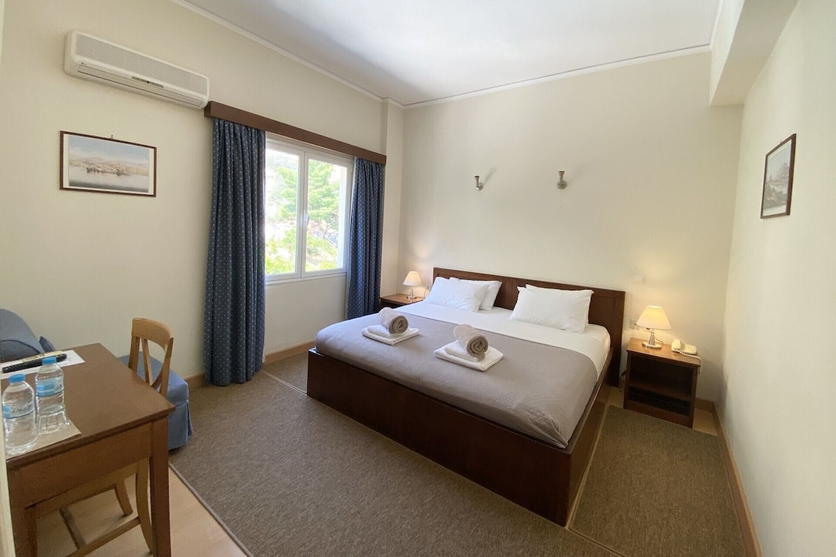 Budget Double Room without a Balcony/Mountain View | 遮光窗簾/窗簾、隔音、熨斗/熨衫板、免費 Wi-Fi