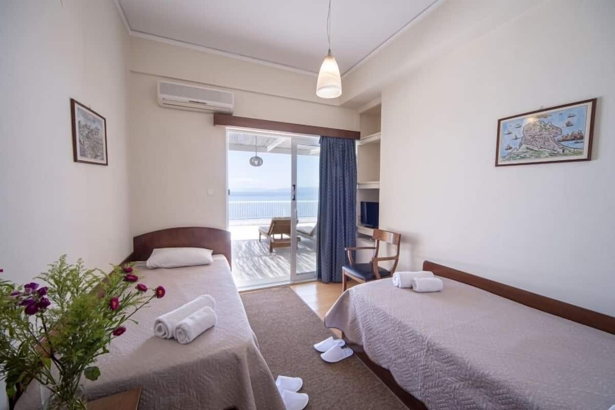 Superior Twin Room | Kalis bunyi, seterika/papan seterika, Wi-fi percuma, cadar katil