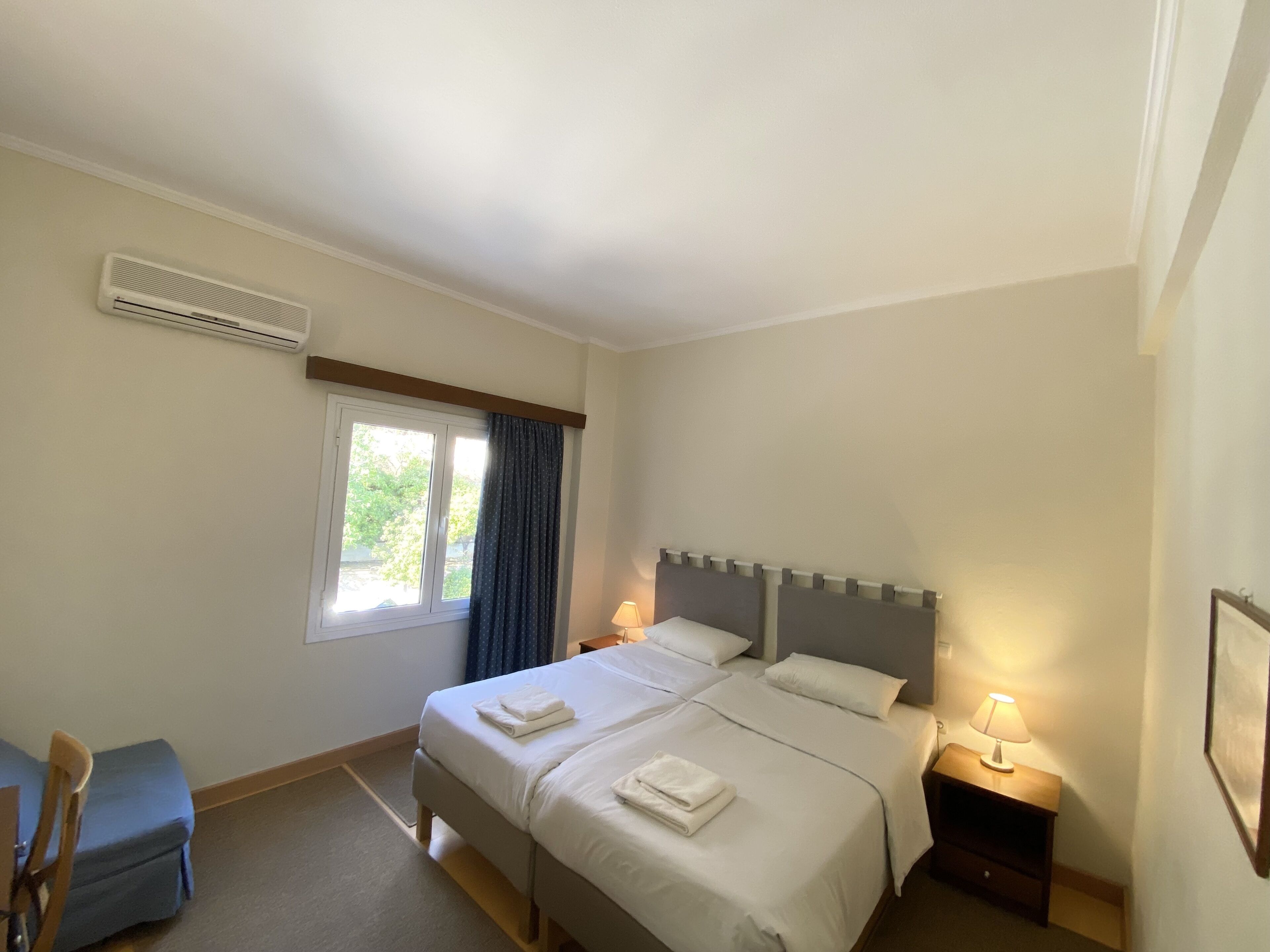 Budget Twin Room without a Balcony/Mountain View | 防音設備、アイロン / アイロン台、WiFi (無料)、ベッドシーツ