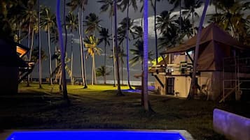Bangalô Casal Luxo - Piscina Privada | Living area | 50-inch LED TV with cable channels, TV