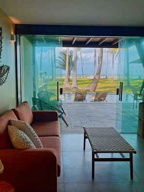 Bangalo Familia Luxo | Living area | 50-inch LED TV with cable channels, TV - Pontal dos Carneiros Beach Bungalows (Tamandaré)