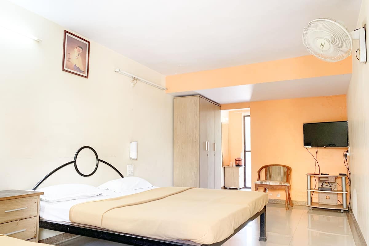 1 bedroom, premium bedding, down comforters, individually decorated