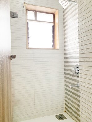 Quarto triplo luxo, várias camas | Banheiro | Chuveiro, produtos de toalete grátis, toalhas de banho, sabonete